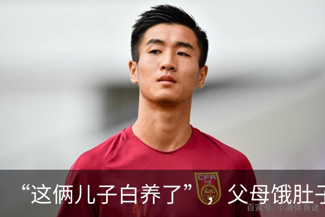 “这俩儿子白养了”，父母饿肚子，陪大学报到儿子吃早餐，力竭了