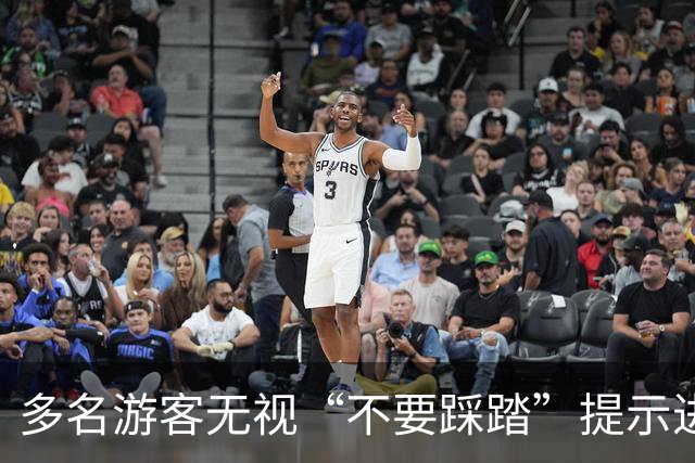 多名游客无视“不要踩踏”提示进入桂林阳朔一农田拍照，当地：已接到反馈，会协调处理