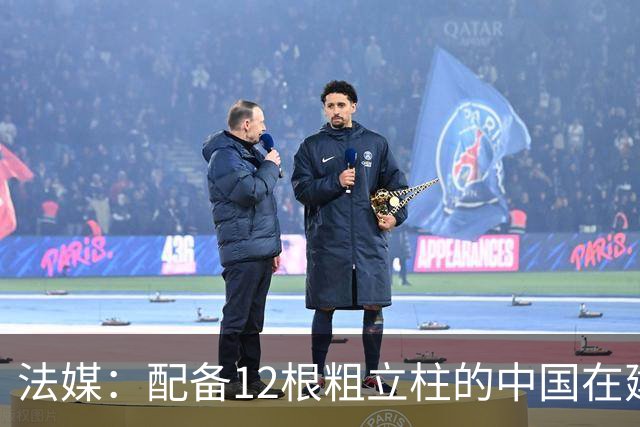 法媒：配备12根粗立柱的中国在建神秘巨舰，是全球首艘大型无人潜艇母舰！