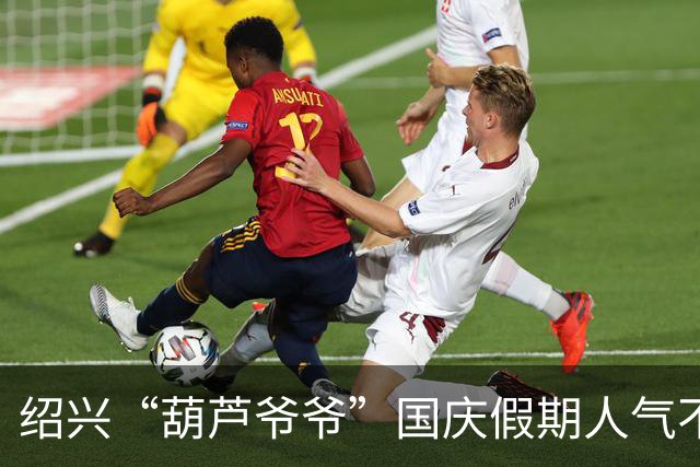 绍兴“葫芦爷爷”国庆假期人气不减，老两口排好时间与游客互动，唱歌迎客送祝福